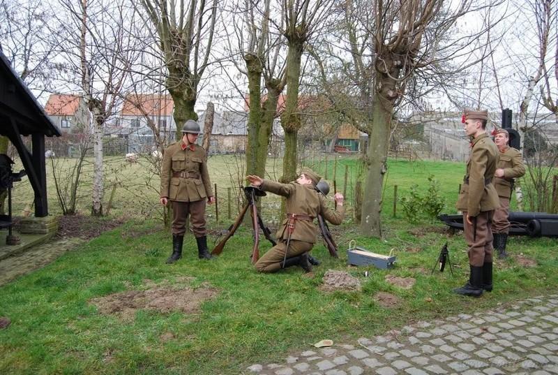 laurens21.jpg - Hier leert de Belgische soldaat (oefen) granaten gooien