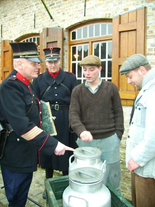 pict0125zy1.jpg - Boer André en Louis proberen illegaal melk te verkopen aan de soldaten, zonder vergunning uiteraard