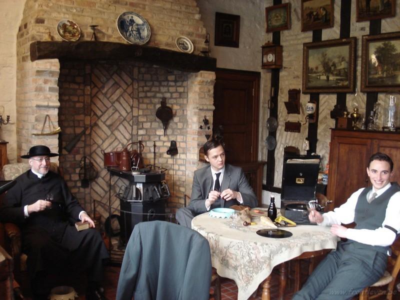 DSC07221.jpg - De rijke burgerij: Mijnheer pastoor, meneer baron Brulez en zijn broer meneer Raymond.( Druk op F11 om de foto's het mooist weer te geven op je scherm. )