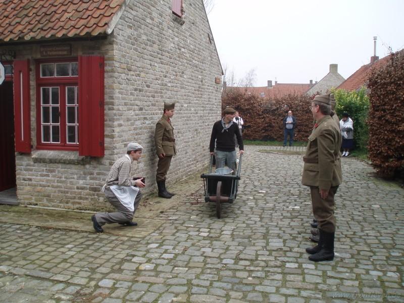 P7304729.jpg - Boer André zit er weeral tussen zonder dat hij het weet