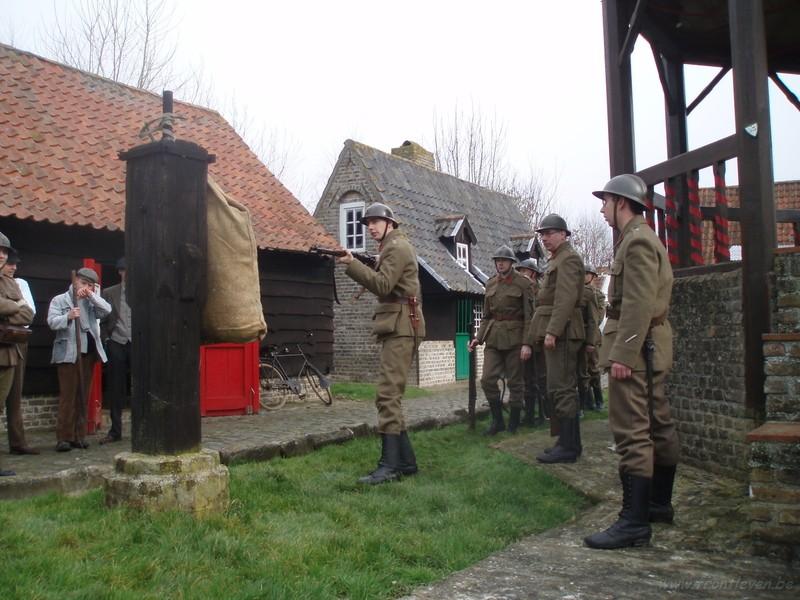 P7304730.jpg - Oefening met de bajonet op de strozak, tot vermaak van de plaatselijke bevolking