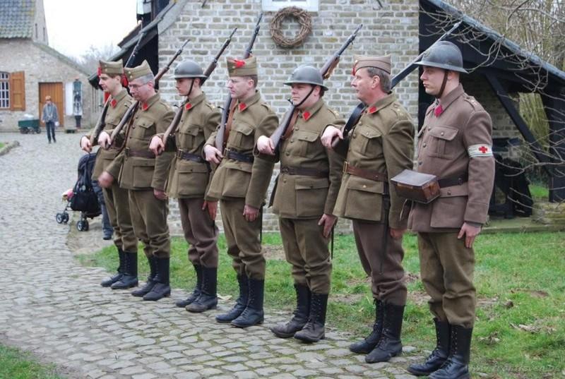 laurens31.jpg - Het 7e peloton van het 3e bataljon 6e linie Infanterie van de ABBL.De meeste uniformstukken zijn zorgvuldig nagemaakt van het origineel. Let op de toen ook zo typische kleurverschillen.