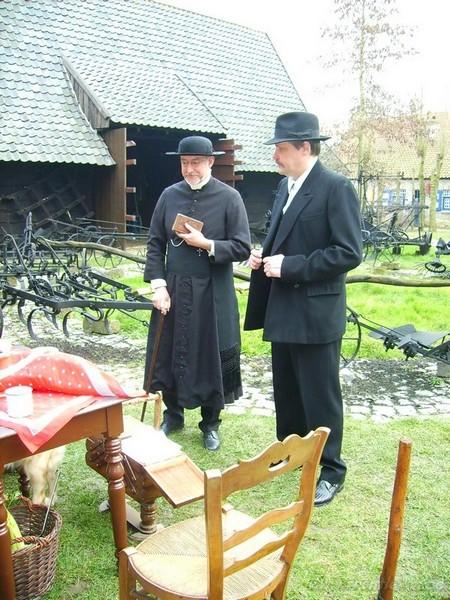pict0153og4.jpg - Meneer pastoor komt de boerderij bezoeken na de geboorte van weer een kleine ( die naart schijnt enorm lijkt op den baron)